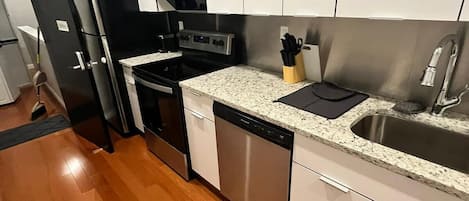 Appartement | Cuisine privée | Grand réfrigérateur, four, plaque de cuisson, lave-vaisselle