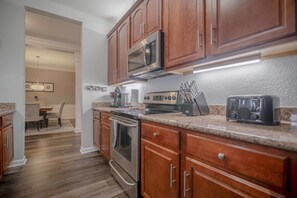 Fridge, microwave, oven, stovetop - Vista Cay Lakeview Nirvana. Walk to Epic Universe and the OCCC (Orlando)