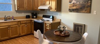 Stylish Cottage central to wineries, Natchez Trace, Buffalo River, Amish Country