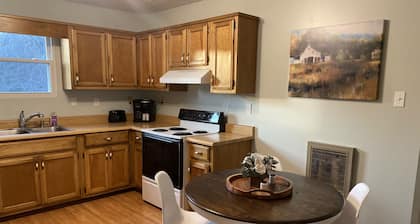 Stylish Cottage central to wineries, Natchez Trace, Buffalo River, Amish Country
