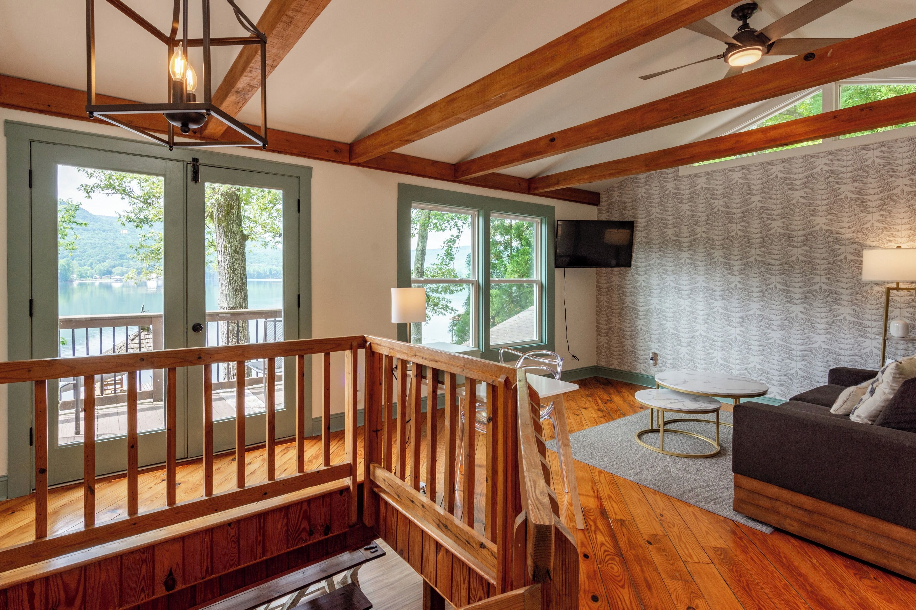 TV connectée, cheminée, livres