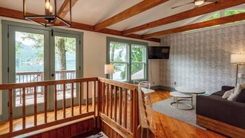 TV connectée, cheminée, livres