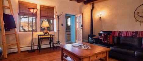 Televisor, llar de foc i oficines