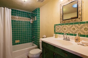 Dusj, hårføner og håndklær