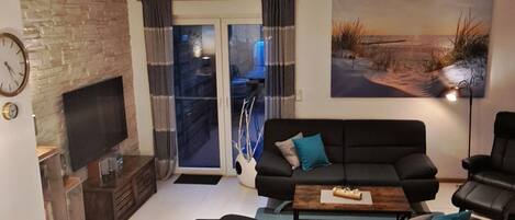 TV connectée, livres, chaîne hi-fi