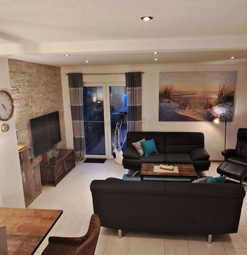 Gemütliches Ferienhaus mit Whirlpool, Sauna und Garten mit Deichblick