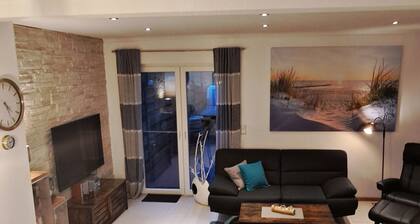 Gemütliches Ferienhaus mit Whirlpool, Sauna und Garten mit Deichblick