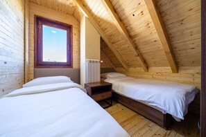 2 bedrooms, iron/ironing board, WiFi