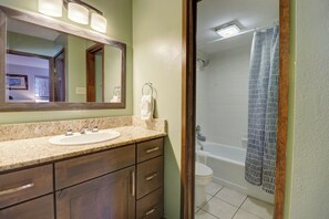 Ensemble baignoire-douche, séchoir à cheveux, serviettes fournies