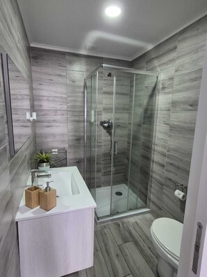 Shower, hair dryer, towels, toilet paper - V4 - Faial (Horta)