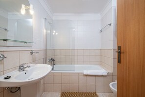 Een bad, een haardroger, handdoeken
