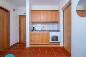 Fridge, oven, coffee/tea maker, electric kettle