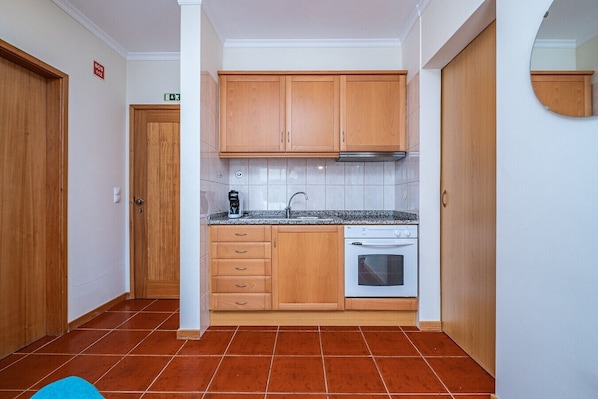 Fridge, oven, coffee/tea maker, electric kettle