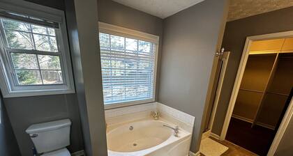Cozy Home 5 min to Mall of GA, Coolray Field/30 min to Lake Lanier/45 min to Atl