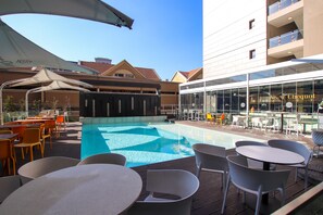 Outdoor pool - Sandton Smart Apartment Fifteen (Sandton)