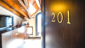 Una puerta de madera con el número 201, que indica un número de habitación o sección.