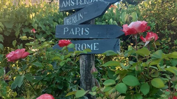 Un panneau indicateur directionnel avec des flèches pointant vers différentes villes européennes.