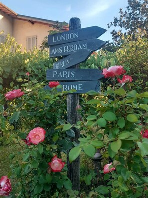 Un panneau indicateur directionnel avec des flèches pointant vers différentes villes européennes.