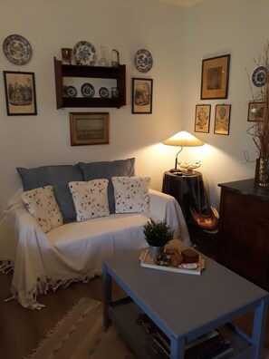 Tv, bordfodbold, bordtennisbord, bøger