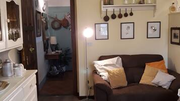 Fernseher, Tischfußball, Tischtennisplatte, Bücher