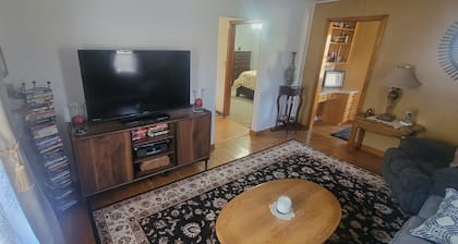 Quiet and Cozy, just outside of town but close to EVERYTHING