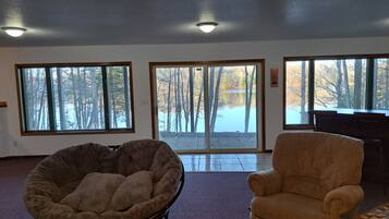 TV connectée, cheminée, baby-foot, livres