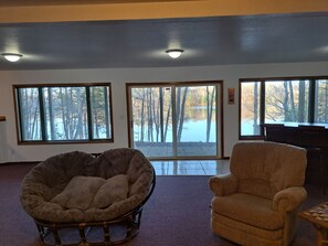 Smart-TV, Kamin, Tischfußball, Bücher