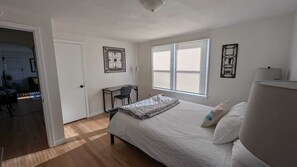 3 habitaciones, escritorio y tabla de planchar con plancha 