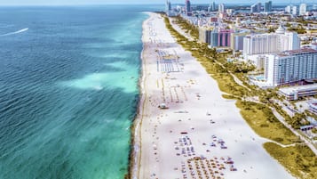 En la playa, camastros y toallas de playa