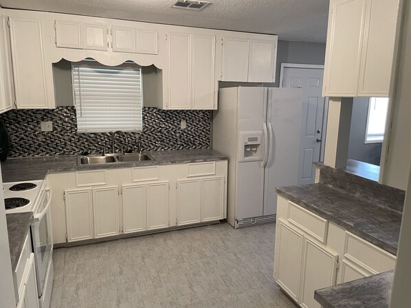 Kylskåp, mikrovågsugn, ugn och spishäll