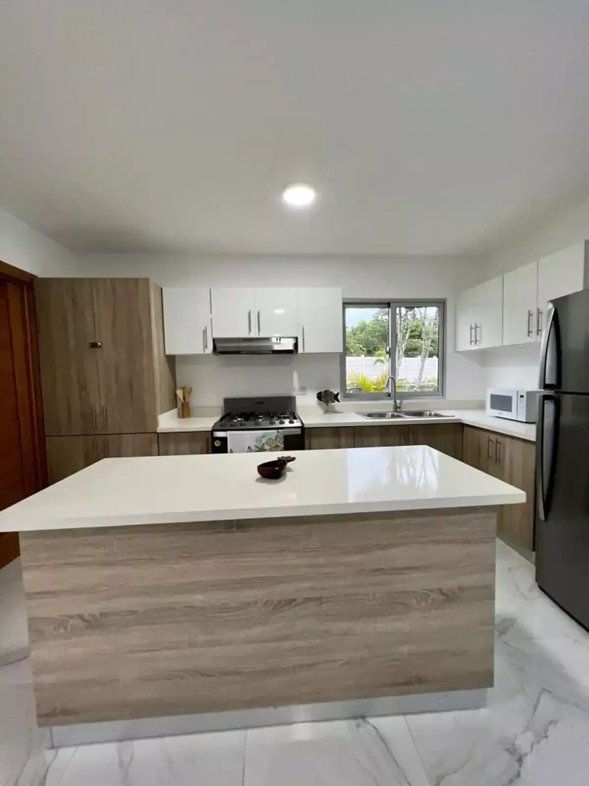Geladeira, micro-ondas, fogão, cooktop