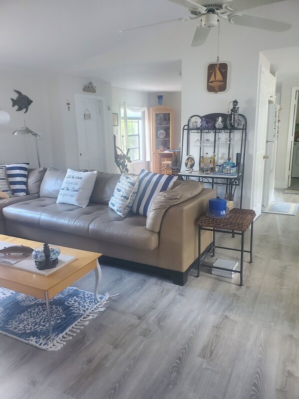 Smart TV, DVD player, books - Key Largo heavenly retreat (Key Largo)