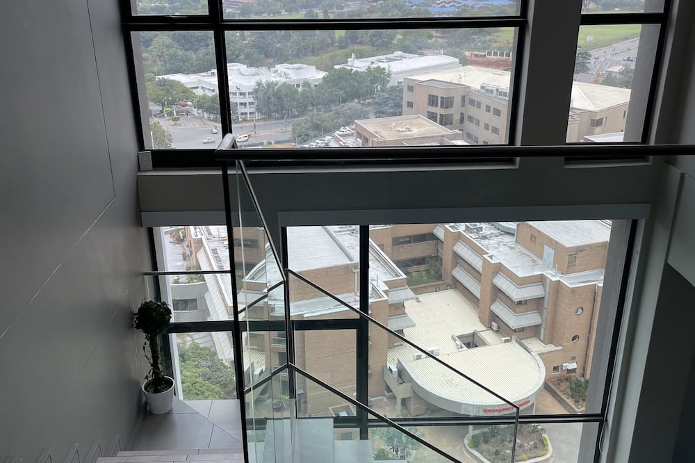 Sandton Smart Apartment Sixteen