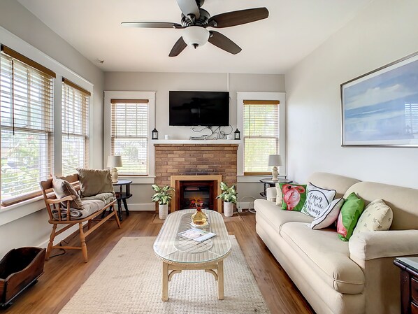 Smart TV, fireplace, stereo