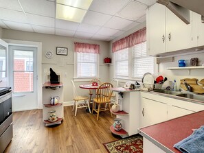 Fridge, microwave, oven, stovetop - Historic Home Next to the Island w/ Private Hot Tub and Pet Friendly (Venice)