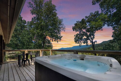 Breathtaking Mountain View Cabin/Pet-Friendly/Hot tub/Fire-Pit/Prime Location