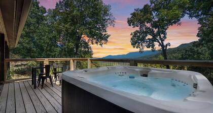 Breathtaking Mountain View Cabin/Pet-Friendly/Hot tub/Fire-Pit/Prime Location