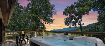 Breathtaking Mountain View Cabin/Pet-Friendly/Hot tub/Fire-Pit/Prime Location