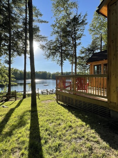 Waterfront, boats included, Cozy cabin on private lake, 25 minutes from TC.