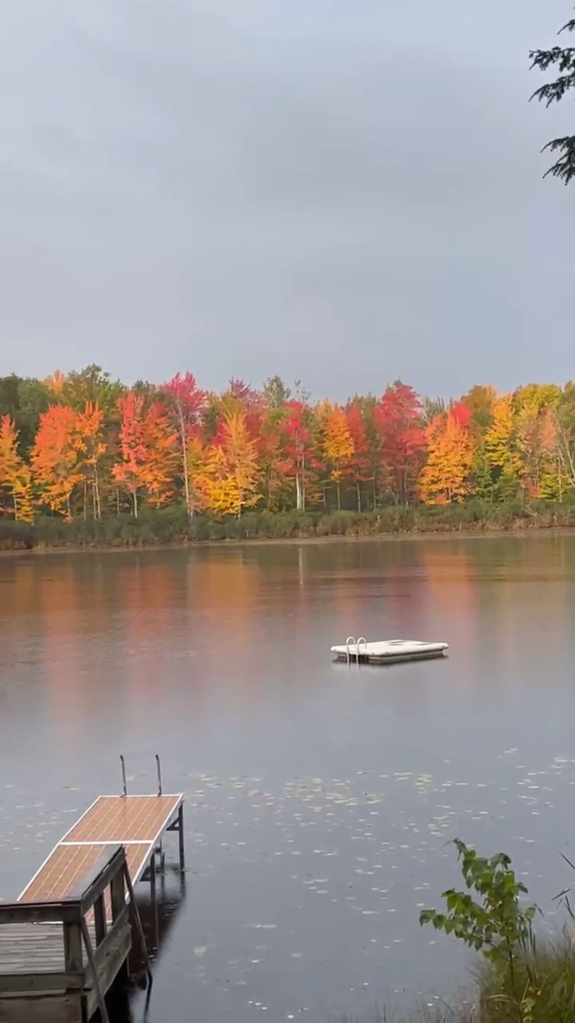 Un lac paisible avec un quai et un bateau.