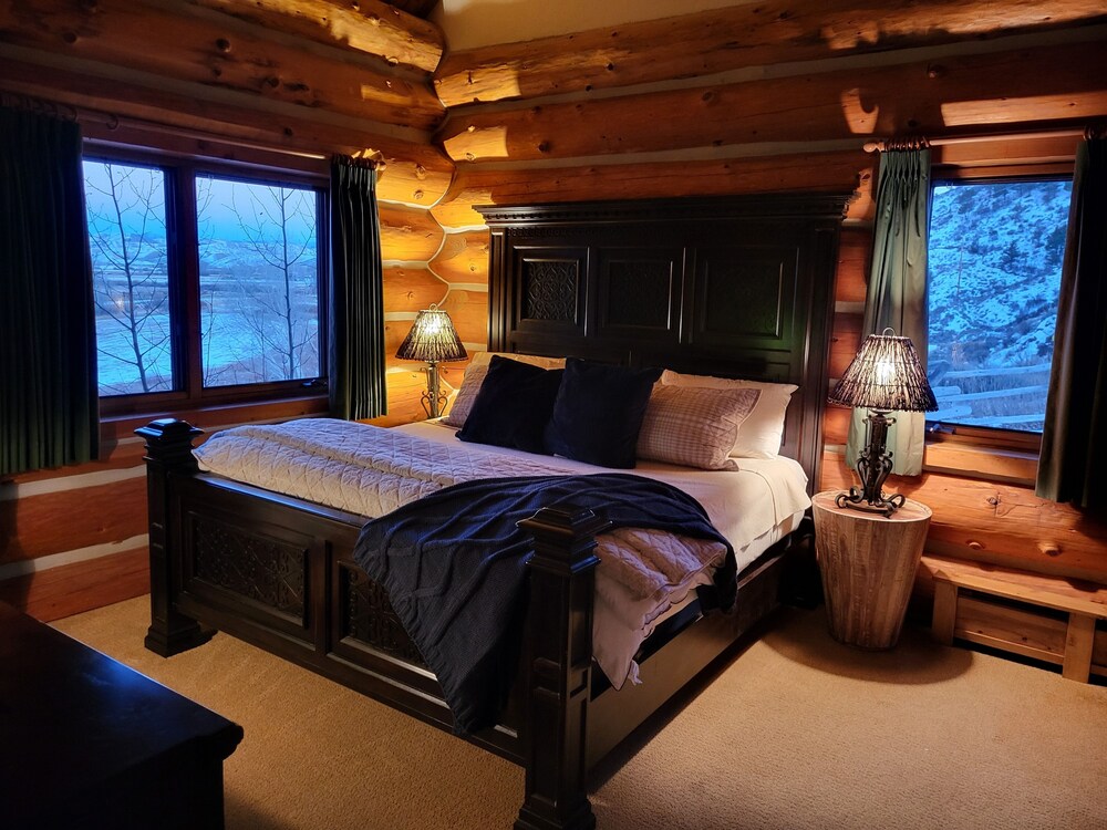 Cozy cabin that sit's on 100 acres right outside of Kremmling Co