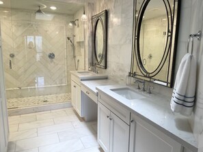 Ensemble douche/baignoire, sèche-cheveux, serviettes fournies, savon