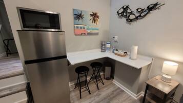 Réfrigérateur, micro-ondes, cafetiÚre/bouilloire