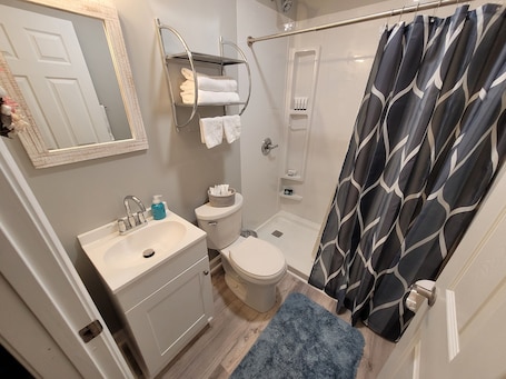 Een douche, een haardroger, handdoeken, zeep. Virginia Beach Resort Area Efficiency