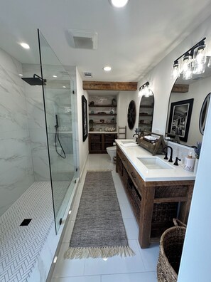 Combined shower/tub, hair dryer, towels, soap - Beautiful Getaway Palm Desert Home (Palm Desert)