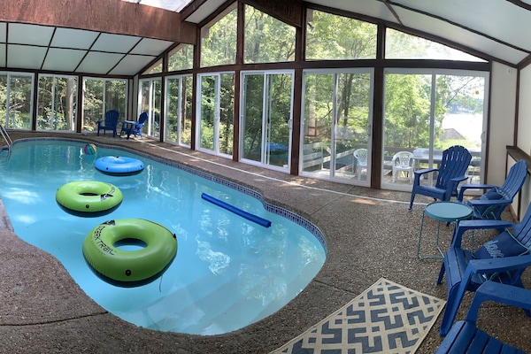 Innendørsbasseng og et oppvarmet basseng