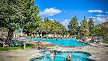 Piscine intérieure, piscine extérieure