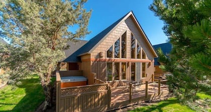 3 Bedroom Chalet w/Hot Tub (Tons of Amenities)