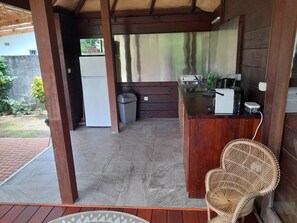 Réfrigérateur, micro-ondes, plaque de cuisson, cafetière/bouilloire