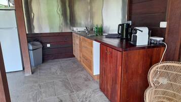 Kühlschrank, Mikrowelle, Herdplatte, Wasserkocher mit Kaffee-/Teezubehör